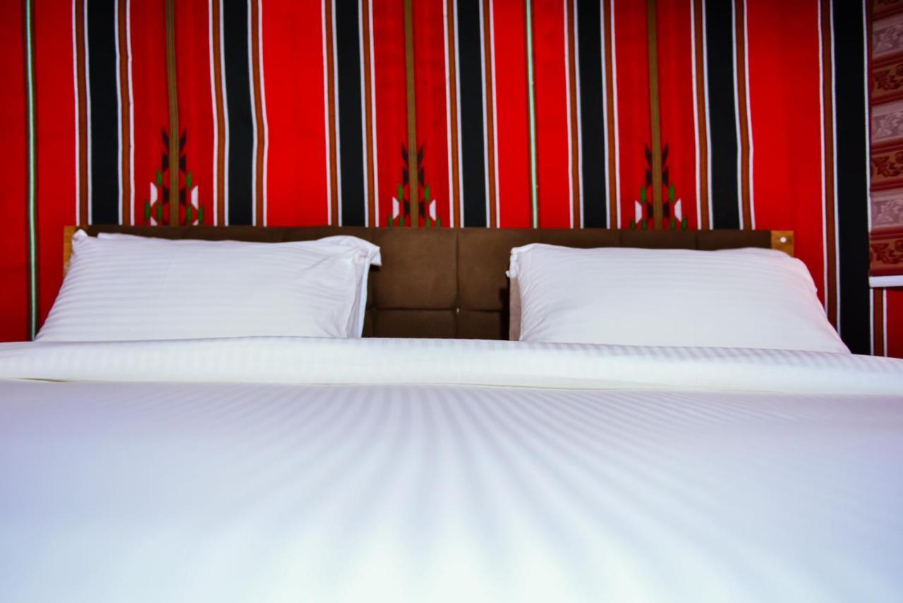Little Petra Bedouin Camp Hotel Al Hayy Bagian luar foto
